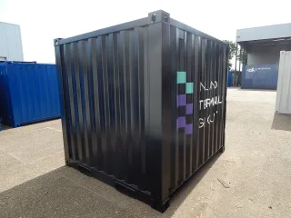 10ft opslagcontainer in het zwart met bestickering achterkant