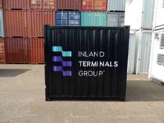 10ft opslagcontainer in het zwart met bestickering zijkant