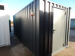 20ft hc container gespoten voorzien van electra loopdeur achterkant met loopdeur