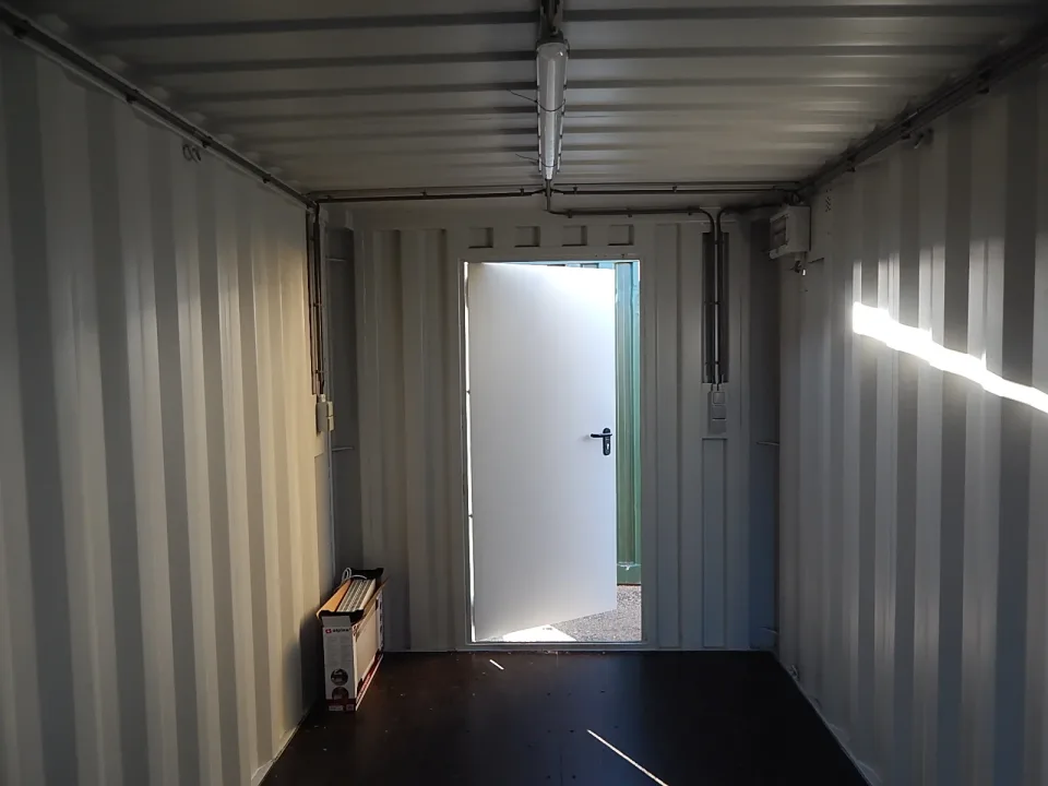 Ramen en Deuren ingebouwd in Zeecontainer