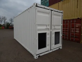 20ft zeecontainer met openingen in deuren wit