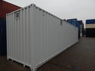 40FT Highcube containers voorzien van ventilatie roosters.