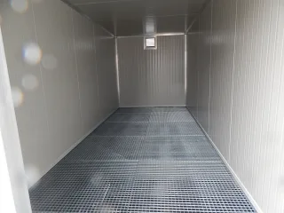 Binnenkant 20ft nieuwe zeecontainer met lekbak en 40mm isolatie