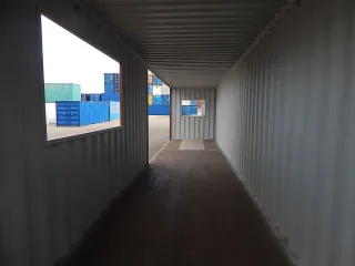 Zeecontainer half open