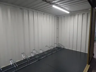 Zeecontainer met fietsenrek en rolluik