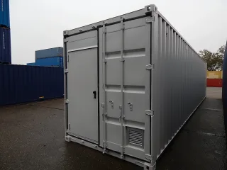 Zeecontainer met loopdeur in orginele deur.