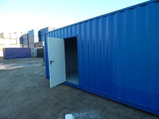 Zeecontainer met loopdeur zijwand