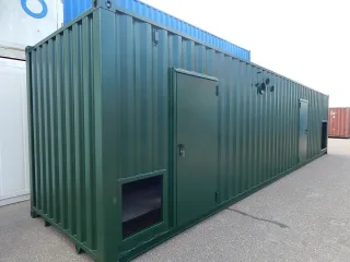 Zeecontainer met loopdeuren en doorvoeringen