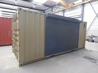 Zeecontainer met rolluik ingebouwd.