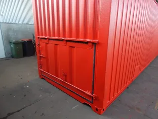Zeecontainer met speciale achterklep - maatwerk.