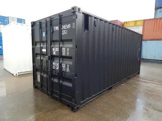 Zeecontainer met stroom buitennis.