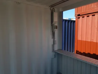 Zeecontainer met stroom en toog binnenkant.