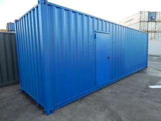 Zeecontainer op maat met loopdeur.