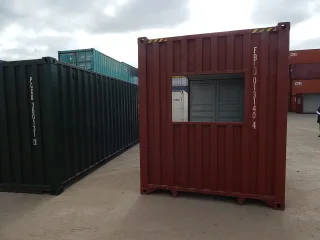 Zeecontainer opening in achterkant.