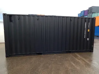 Zeecontainer zwart met buitennis.